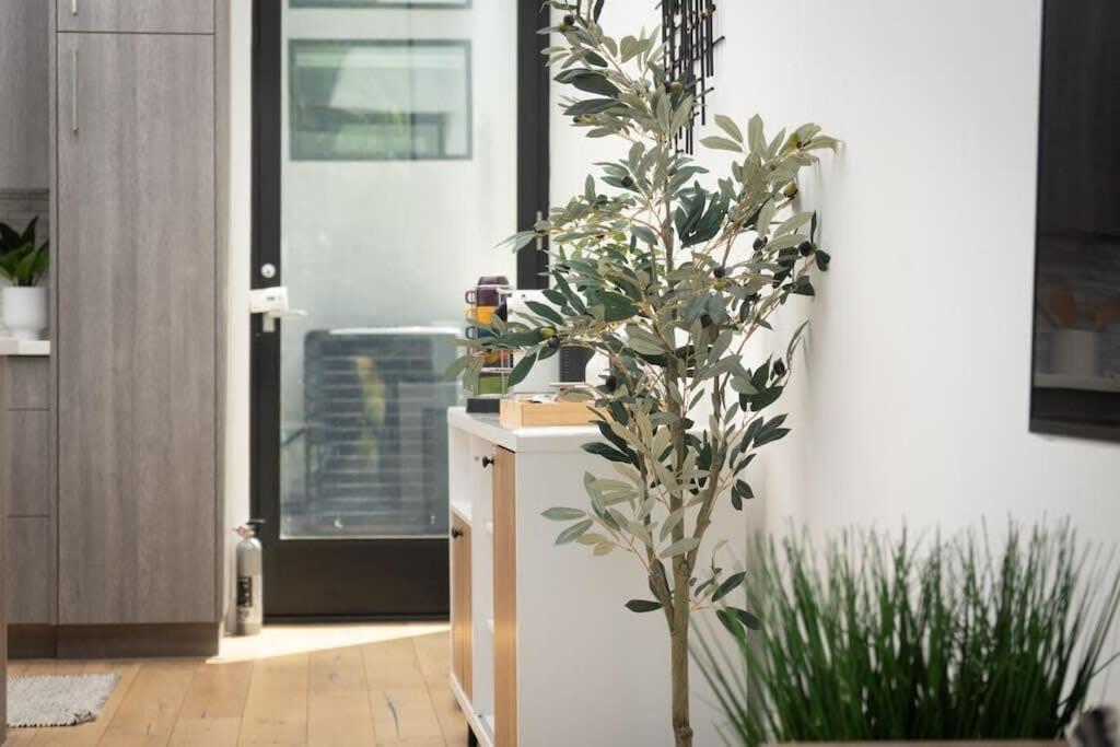 Bright And Trendy 2-Story Bankers Hill Condo 샌디에이고 외부 사진